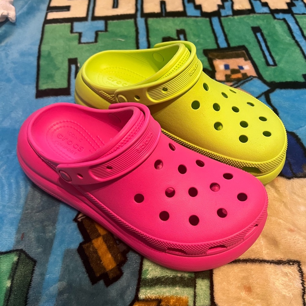 WATERMELON MISMATCHED CRUSH CROCS M8/W10